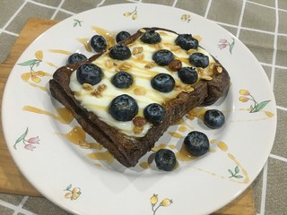 Blue berry yogurt chocolate toast with honeys
