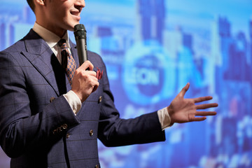 登壇して公演をするビジネスマン