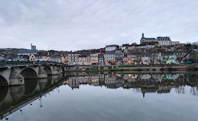 Fototapeta na wymiar Joigny (Yonne) au crépuscule