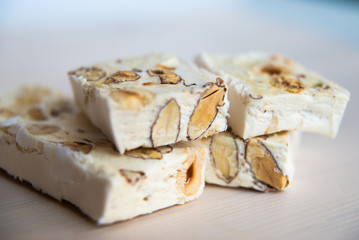 Pezzi di torrone morbido su tagliere bianco