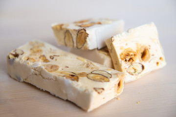 Pezzi di torrone morbido su tagliere bianco