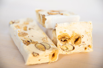 Pezzi di torrone morbido su tagliere bianco