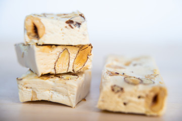 Pezzi di torrone morbido su tagliere bianco