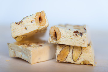 Pezzi di torrone morbido su tagliere bianco