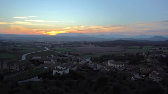 Paisaje de pueblo con atardecer