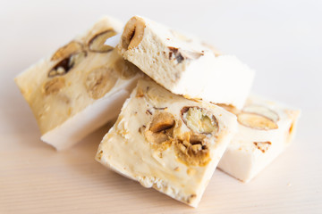 Pezzi di torrone morbido su tagliere bianco
