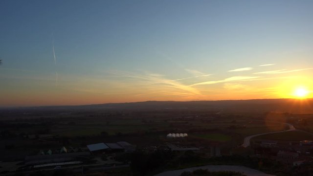 Pueblo y atardecer