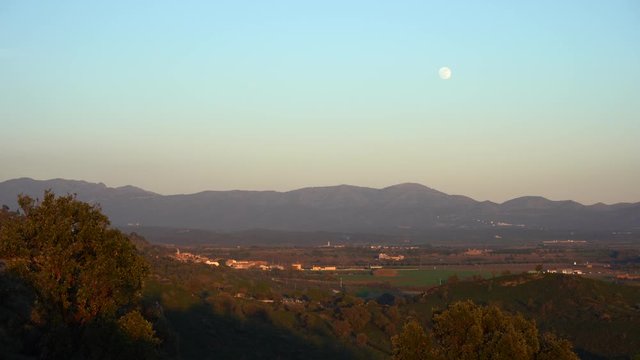 Paisaje monta&ntilde;oso y luna
