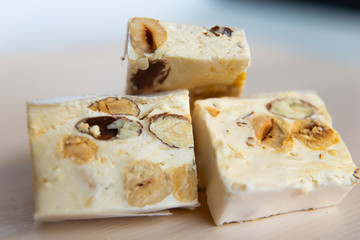 Pezzi di torrone morbido su tagliere bianco