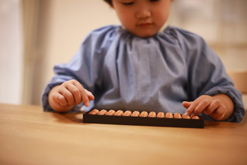 そろばんを使う幼稚園児
