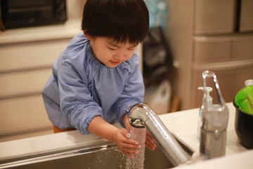 手洗いする男の子