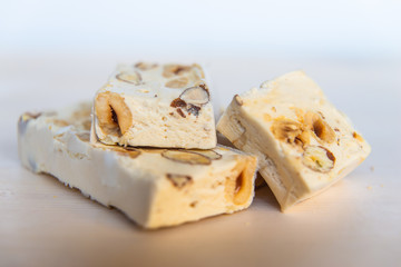 Pezzi di torrone morbido su tagliere bianco