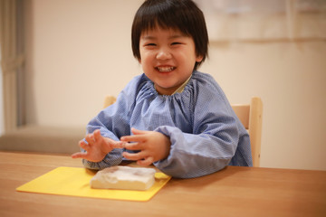 ねんどで遊ぶ男の子