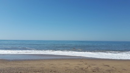 persona nadando en el mar