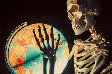 Skelett mit Globus, Klimawandel, Weltuntergang