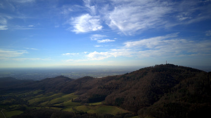 Berg unter blauem Himmel 