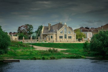 Fototapeta na wymiar house on the river