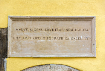 Manucia gens eruditor nem ignota hoc loci tipographica excelluit