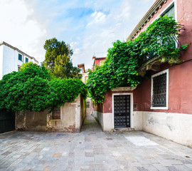 Fototapeta na wymiar Typical old courtyard in Venice