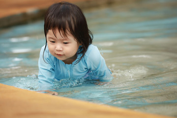 水遊びする女の子