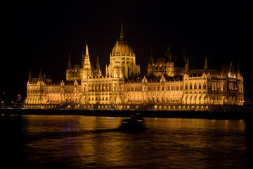 Obraz premium Hungarian Parliament Building (Országház) at night. Budapest, Hungary.