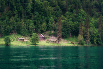 Holzhütte in den Alpen am Königssee im Querformat
