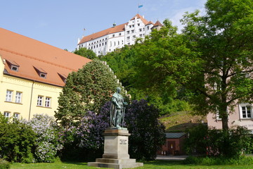 Denkmal Herzog Ludwig der Reiche und Burg Trausnitz in Landshut