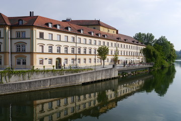Fototapeta na wymiar Ufer der Isar in Landshut mit Heilig-Geist-Spital