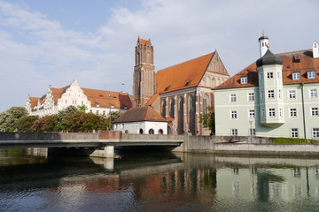 Obraz premium Isar mit Blick zur Heiliggeistkirche in Landshut