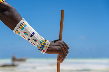 Stammenmasaihand met een kleurrijke armband, close-up. Zanzibar, Tanzania, Afrika