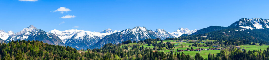 Fototapeta na wymiar Eindrucksvolle Ausblicke ins die Allgäuer Alpen nahe Oberstdorf