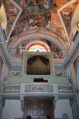 Obraz na płótnie Canvas Cantoria organo e volta affrescata della chiesa di Sant'Ambrogio a Zoagli