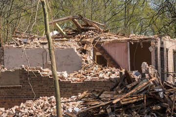 ein zerfallendes Haus