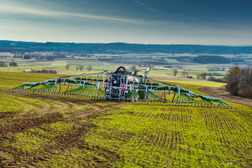 Traktor mit Schleppschlauch Güllefass auf dem Feld © Thomas Otto