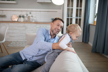 Obraz premium Mature father spending his time at home with his baby girl