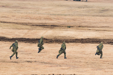 武装した陸上自衛隊の自衛官