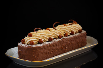 Modern cake covered with chocolate glyassazhem.