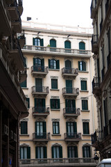 Fototapeta na wymiar Edificios con bonita arquitectura en calles de barcelona