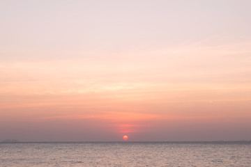 Naklejka premium Sea pink sunset. Beautiful color clouds.