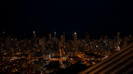Fototapeta na wymiar Balneário Camboriú Vista panorámica de noche desde el Cristo Luz