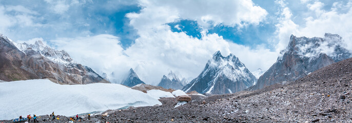 Panoramisch uitzicht op de Baltoro-gletsjer van Goro II naar Concordia Camp met ijsvorming, Mitre Peak en Gasherbrum, Pakistan