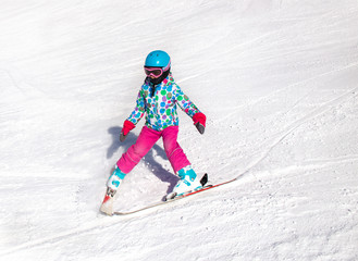 Fototapeta na wymiar little girl in ski resort