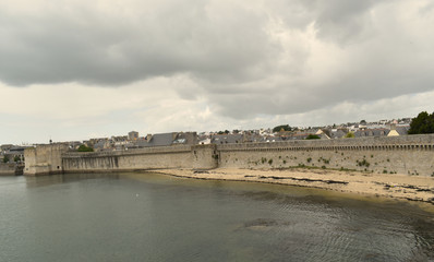 Fototapeta na wymiar Concarneau ses remparts son port de plaisance sa ria ses rochers dans le Finistère en Bretagne ville close au bord de l'Océan Atlantique