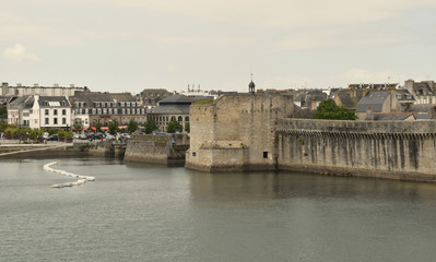 Obraz premium Concarneau ses remparts son port de plaisance sa ria ses rochers dans le Finistère en Bretagne ville close au bord de l'Océan Atlantique