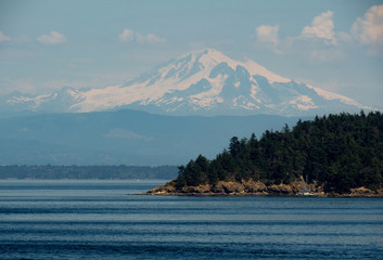 Pacific NW Puget Sound:  Mount Baker and the beautiful, forested San Juan Islands - obrazy, fototapety, plakaty