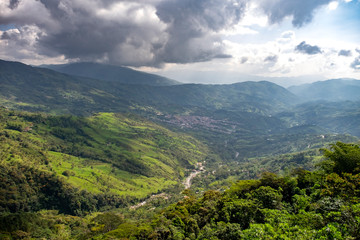 Fototapeta na wymiar Montañas verdes de los Andes Colombianos cubiertos nubes y niebla