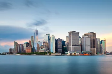 Deurstickers De skyline van de binnenstad van New York, New York, Usa in de schemering op de haven. © SeanPavonePhoto