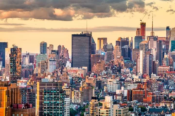  New York, New York, Verenigde Staten dichte skyline van de stad over Chelsea op zoek naar Hell& 39 s Kitchen in de schemering. © SeanPavonePhoto