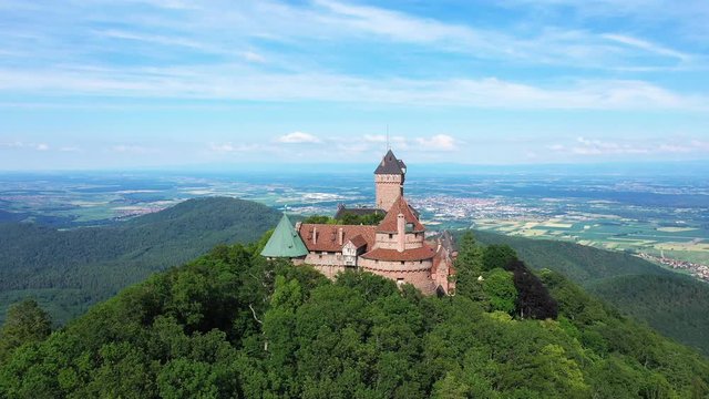 Le Ch&acirc;teau du Haut-K&oelig;nigsbourg et la plaine d'Alsace sous le Soleil