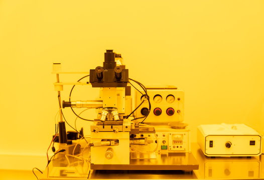 Device in a laboratory in artificial yellow light